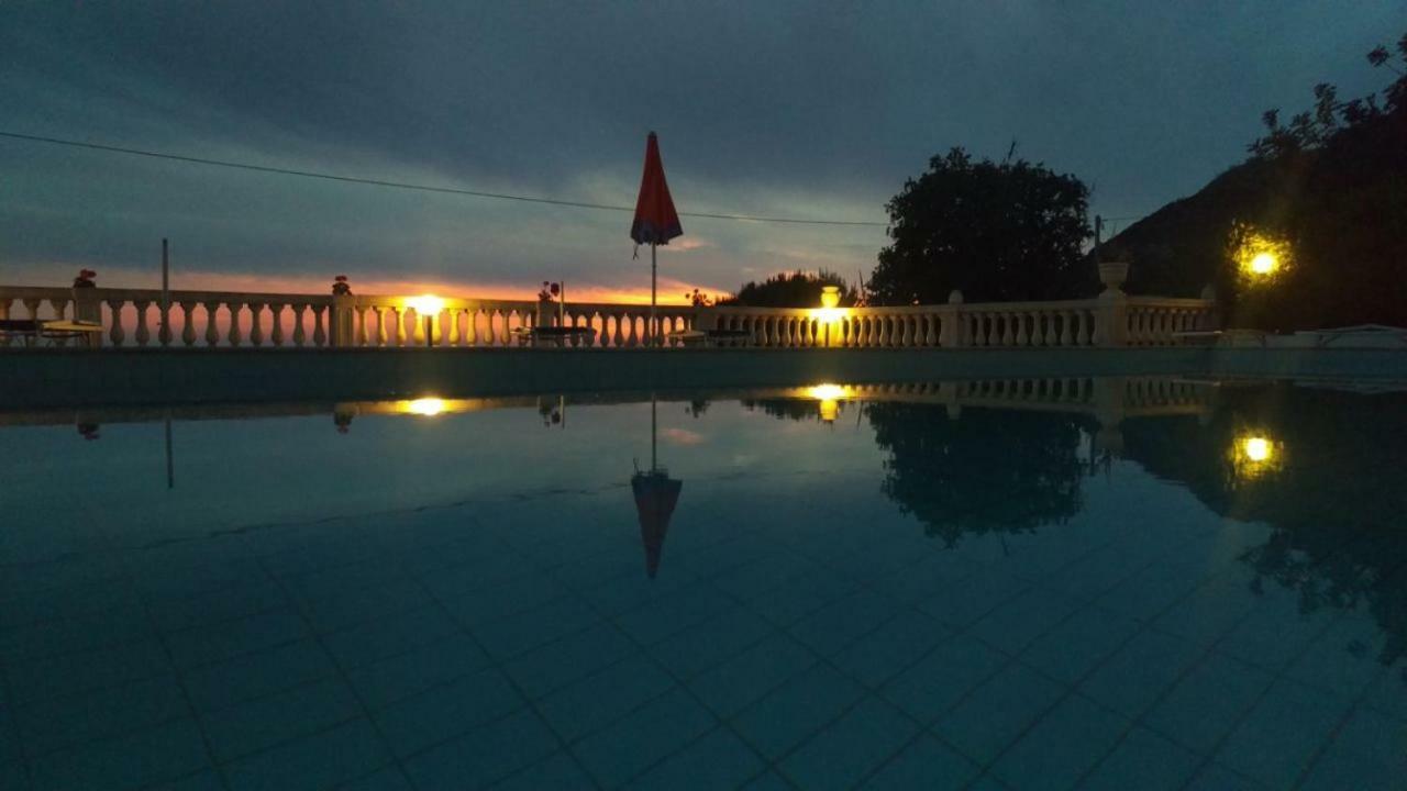 Rita Hotel *