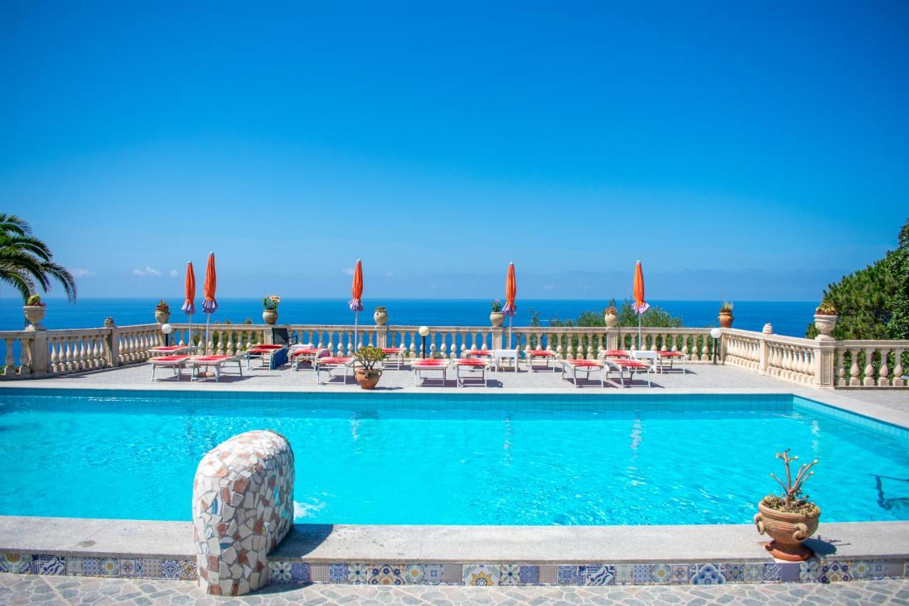 Rita Hotel *